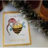 CARTE ILLUSTRATION C.DANA - JOYEUSES FETES - L'ABEILLE ATTITUDE 1 CARTE ILLUSTRATION C.DANA - JOYEUSES FETES - L'ABEILLE ATTITUDE -Thomas Apiculture carte illustration cdana joyeuses fetes abeille bonnet